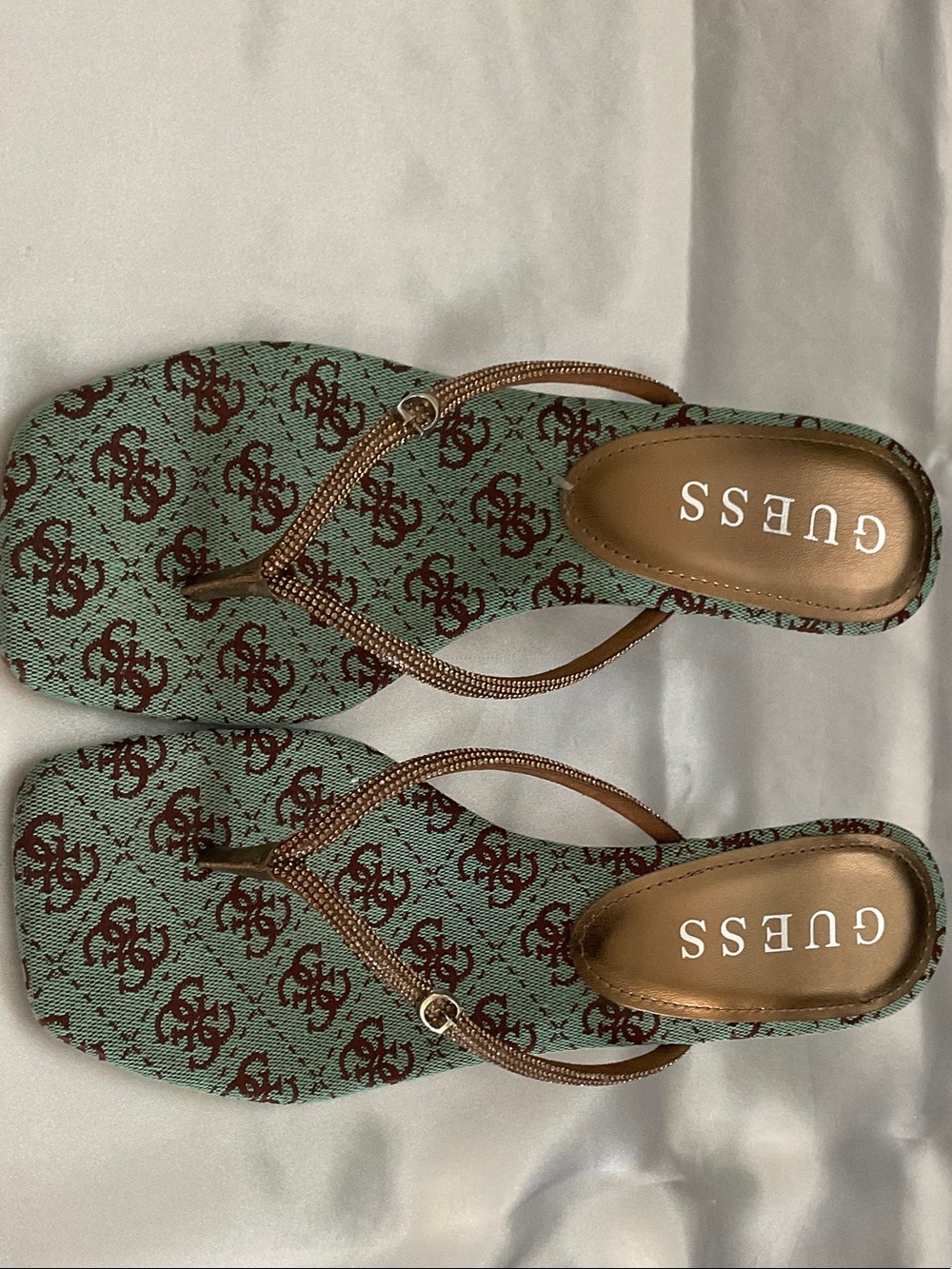 GUESS Green Logo-Print Square-Toe Thong Sandals with Brown Straps - Picture 4 of 4